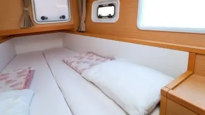 Czy na wynajętym jachcie znajduje się pościel?