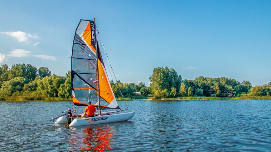 Katamarany – od relaksu po regaty. Spędź ciekawy czas na Mazurach!