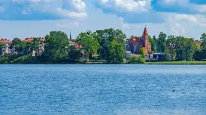 Czy pod tym jeziorem na Mazurach istnieje podziemny tunel?