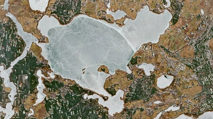 Mazurskie jeziora w fazie „pękania”. Ratownicy ostrzegają: lód traci wytrzymałość w oczach 