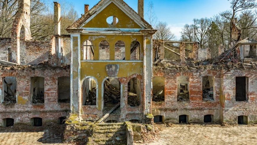 Ruiny pałacu w Mieduniszkach Wielkich – historia upadku mazurskiej rezydencji