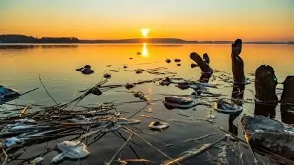 Styczniowy zachód słońca nad jeziorem Święcajty, 2022 r.