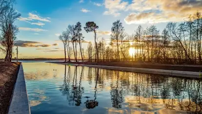 Zachód słońca nad jeziorem Tałty i kanałem Tałckim