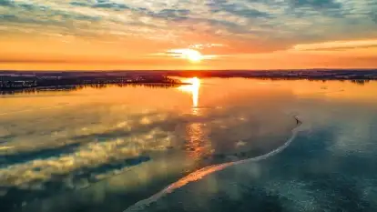 Zachód słońca nad jeziorem Dobskim, marzec 2022 r.