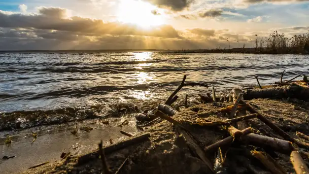 Zachód słońca nad Niegocinem widoczny z dzikiej plaży