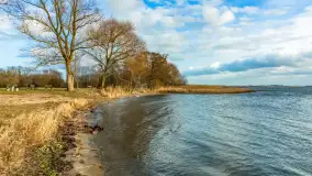 Zachód słońca nad Niegocinem widoczny z dzikiej plaży - zdjęcie 18