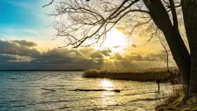 Zachód słońca nad Niegocinem widoczny z dzikiej plaży - zdjęcie 41