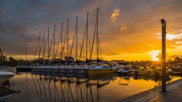 Zachód słońca w Mikołajkach, czuć sezon 2023