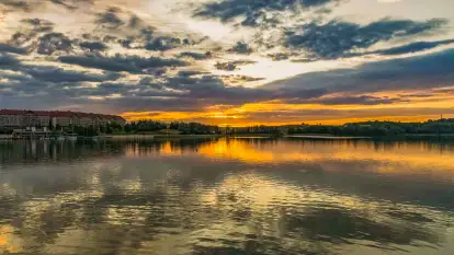 Zachód słońca nad jeziorem Tałty w Mikołajkach, czerwiec 2023 r.