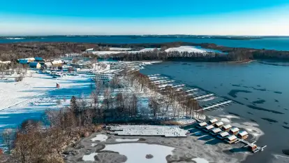 Port w Sztynorcie w zimowej odsłonie pod koniec listopada 2023 r.