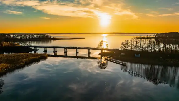 Wschód słońca nad jeziorem Dargin, most Sztynorcki, grudzień 2024 r.