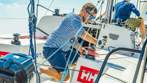 Lipcowe żeglowanie podczas szkoleń żeglarskich na Jezioraku