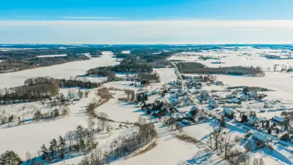 Wieś Sucholaski przy jeziorze Wydmińskim z zimowego lotu ptaka, luty 2026 r.