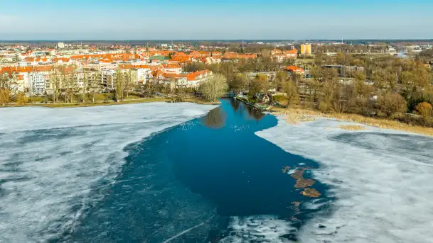 Przedwiośnie w Ełku z drona, okolice ulicy Zamkowej, marzec 2026 r. - zdjęcie 7