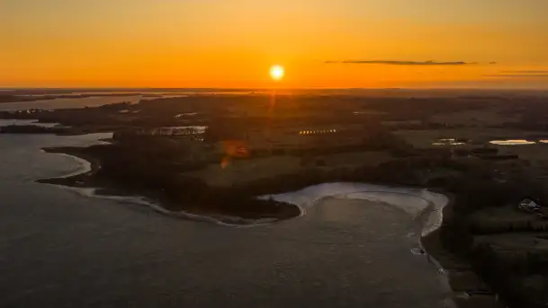 Zachód słońca nad wsią i jeziorem Stręgiel, marzec 2026 r.