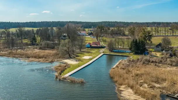 Port i wieś Popielno na wiosennych kadrach z drona, kwiecień 2026 r.