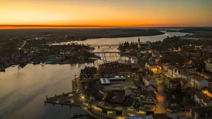 Końcówka dnia w Mikołajkach z drona, kwiecień 2026 r.