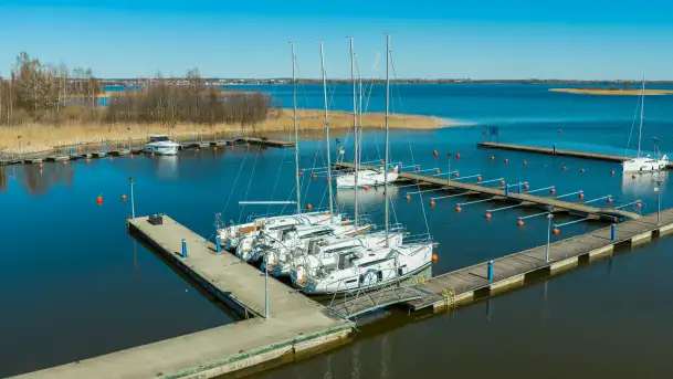 Port PTTK Wilkasy i pierwsze jachty na wodzie, kwiecień 2026 r.