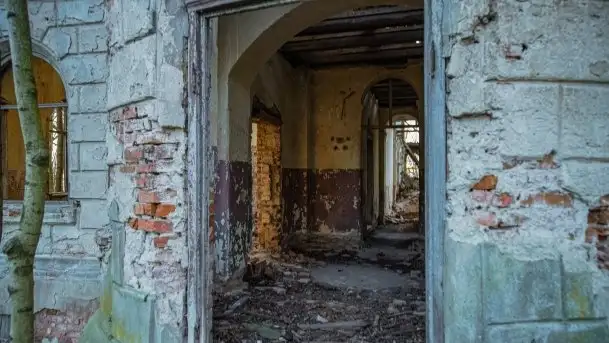 Niszczejąca perełka włoskiej architektury w Silginach - zdjęcie 8