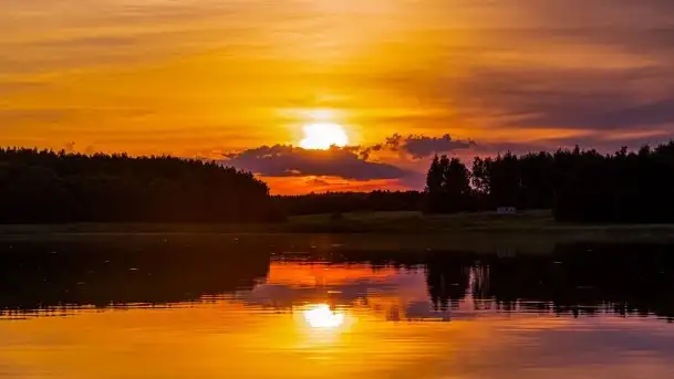 Zachód słońca, widok z wody na jezioro Święcajty