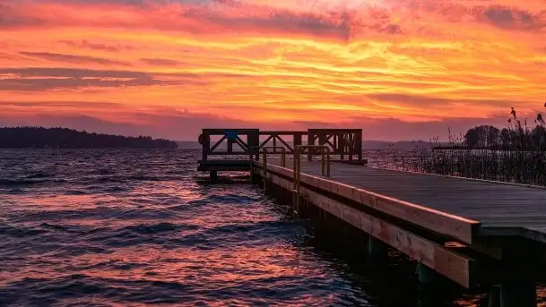 Piękny, grudniowy wschód słońca nad jeziorem Święcajty, 2020