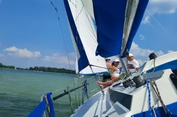 Rejsy jachtem żaglowym w Mikołajkach - zdjęcie 1