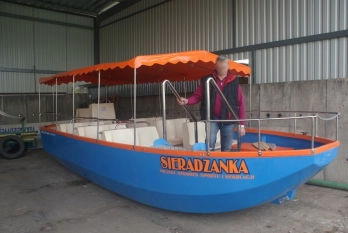 Łódź wycieczkowa z silnikiem - zdjęcie 3